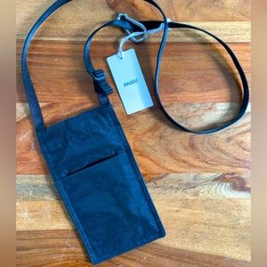 BAGGU phone sling in black